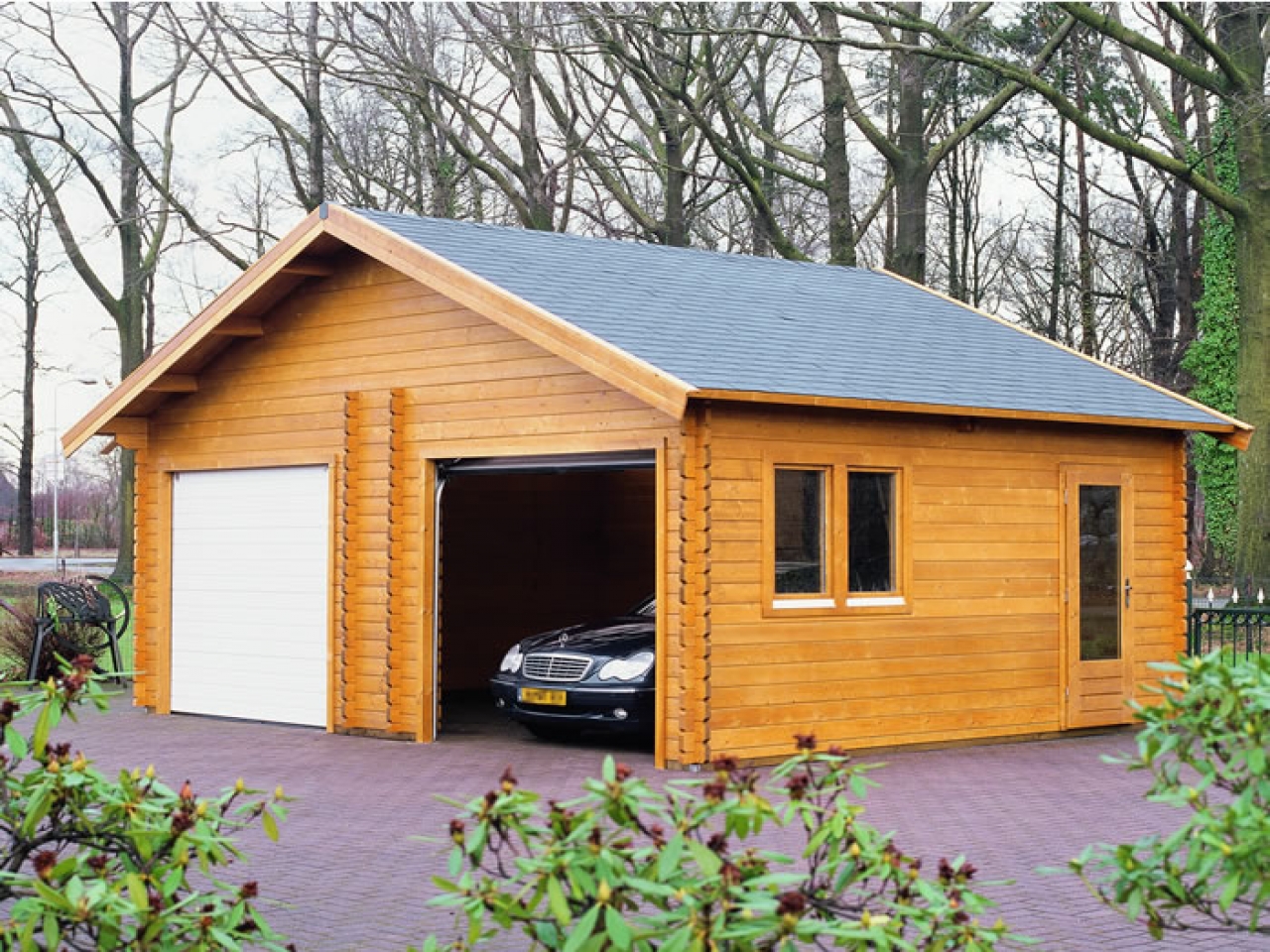 Можно ли на участке построить гараж. Деревянный гараж. Гараж из бруса. Деревянный гараж из бруса. Проект гаража деревянного.